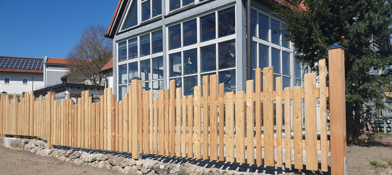 Zaun aus Lärchenholz in unterschiedlichen Höhen