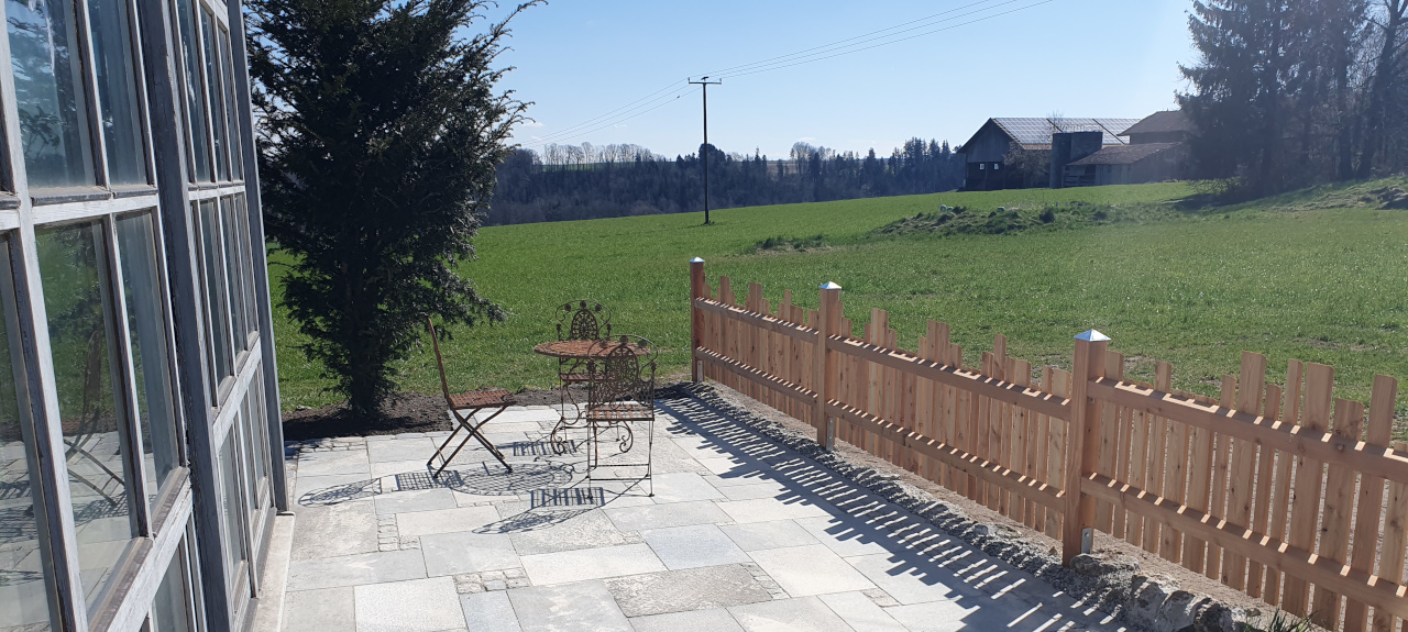 Mischpflaster aus Granitplatten und Pflastersteinen